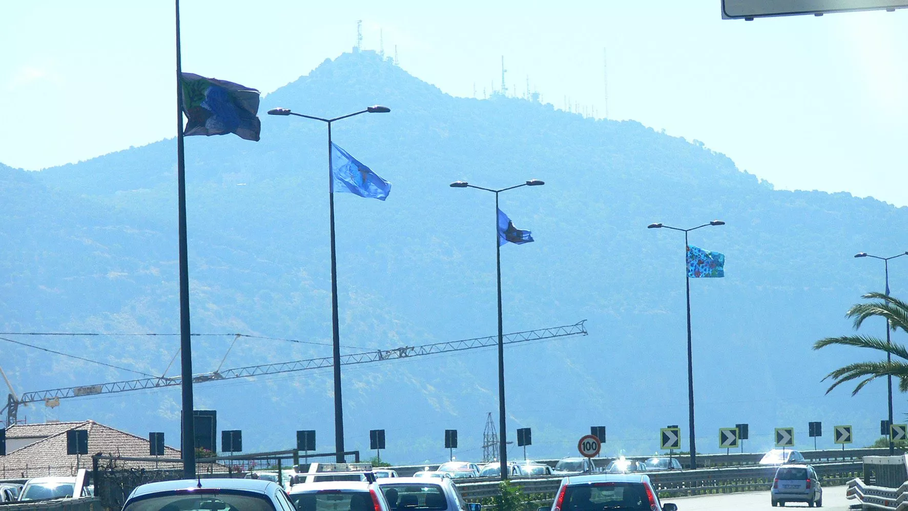 2007 Io sono acqua -Installazione di bandiere sui pali della luce dall’aeroporto da Palermo a Villabate (6)