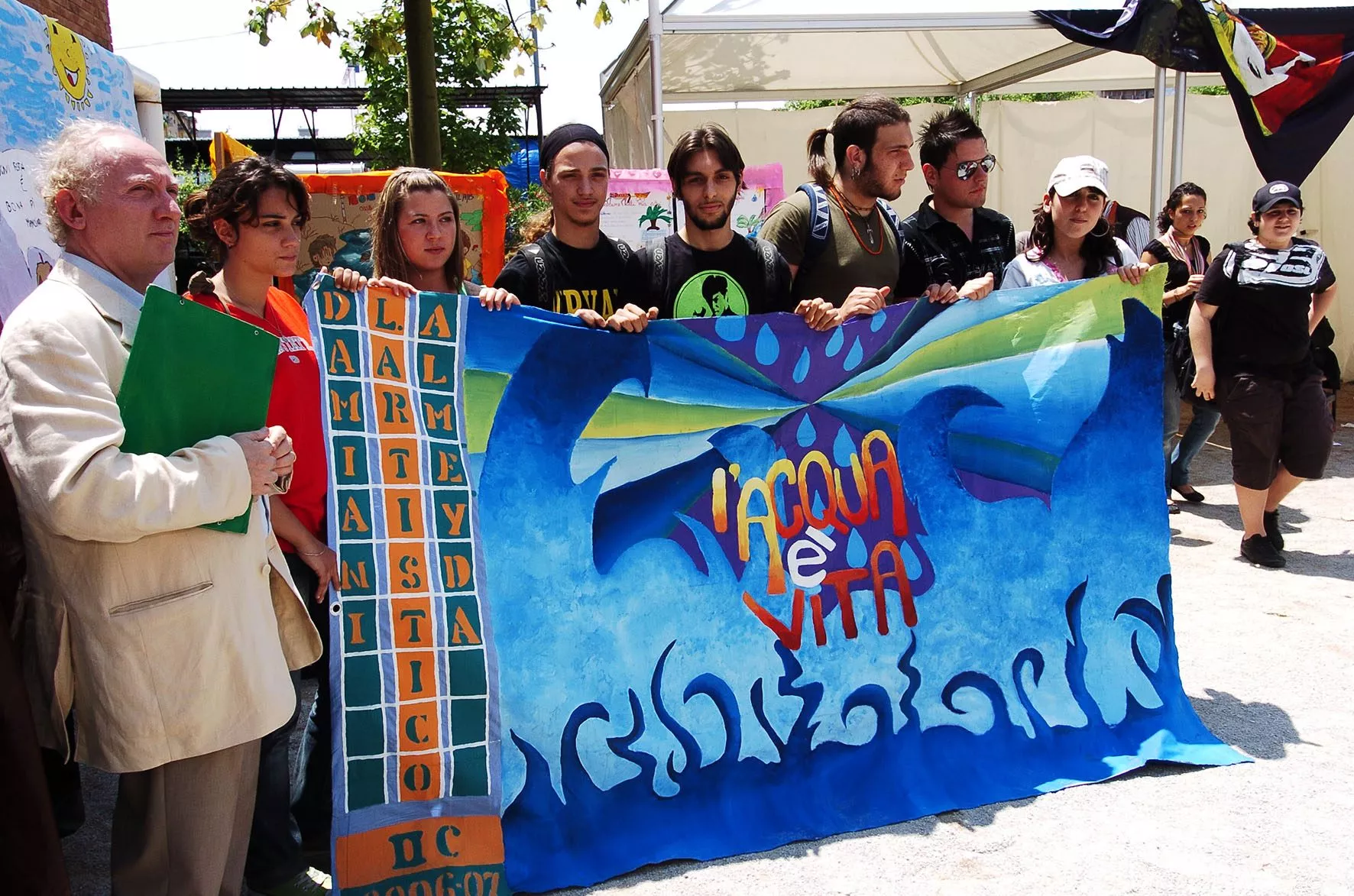 Manifestazione Io sono acqua – Le bandiere delle scuole di PA prima dell’installazione sui pali (1)