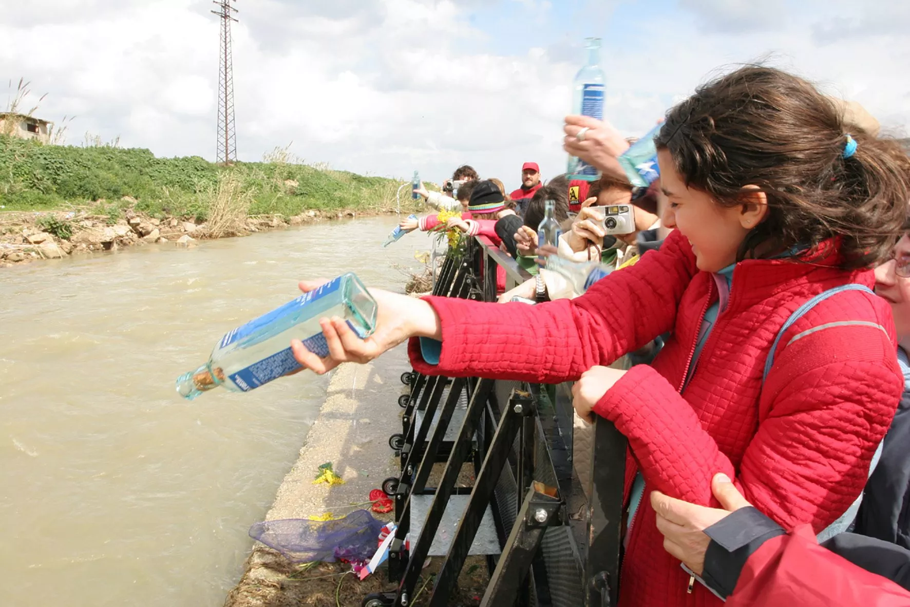 Manifestazione Io sono acqua – gli studenti versano l’acqua pura della sorgente di Altofonte nel fiume Oreto a Palermo diventato rigagnolo di fogna